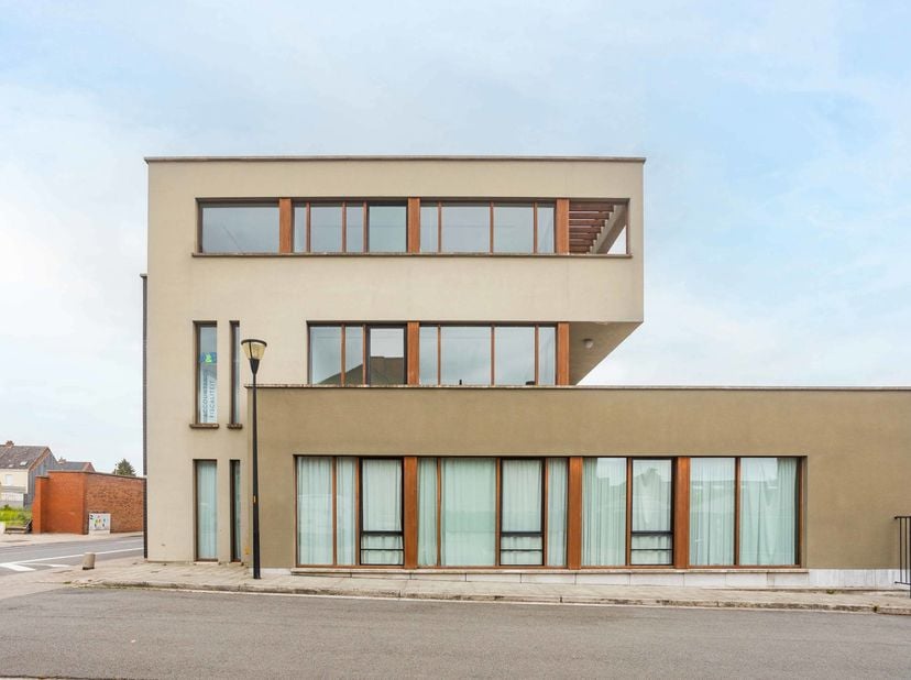 Dit prestigieuze kantoorgebouw combineert ruimte, licht en comfort met een verfijnde architectuur en een luxueuze afwerking. Het pand telt vier niveau