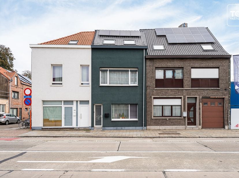 Deze instapklare mooie gezellige gezinswoning werd recent gerenoveerd en heeft 3 mooie slaapkamers. Met zijn EPC score van 105 kwh is het zo goed als