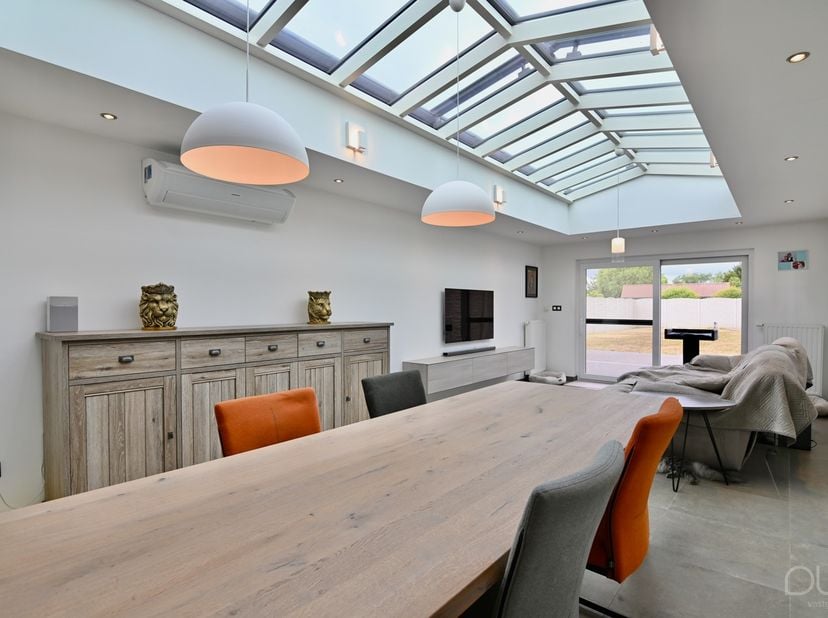 Deze stijlvol gerenoveerde gezinswoning op een perceel van 5 are in Nieuwerkerken is gelegen in een rustige woonomgeving met een aangenaam landelijk k