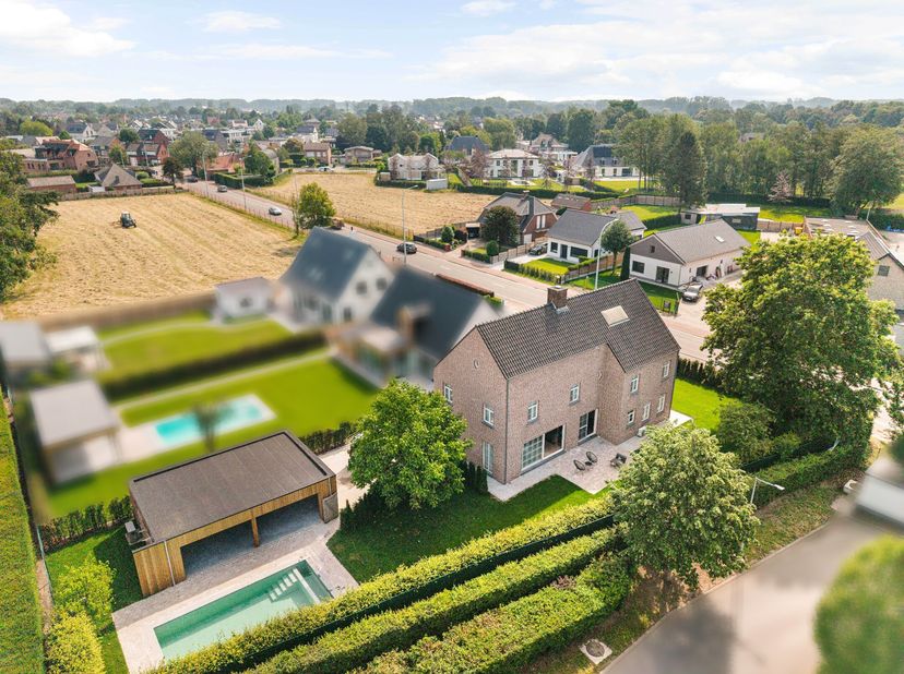 Landelijke woning met praktijkruimte gelegen nabij het centrum van Hoogstraten op perceel van 967 m². De woning werd gebouwd in 2005 en biedt verrasse