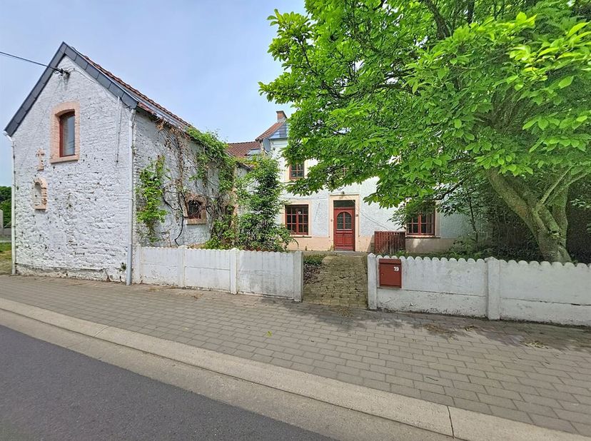 Propriété de caractère de ± 379 m² habitables sur 28 ares 69 ca avec profession libérale possible ! Située dans un charmant village, au calme et avec