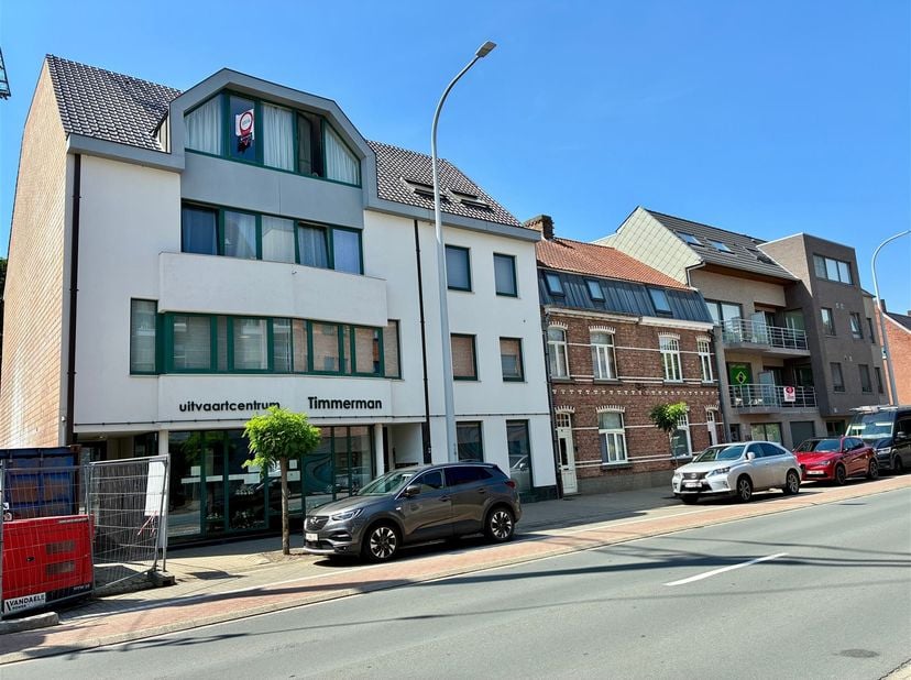 Dit goed onderhouden appartement is centraal gelegen in Oostkamp en bevindt zich nabij alle commerciële voorzieningen. Dankzij de grote raampartijen g