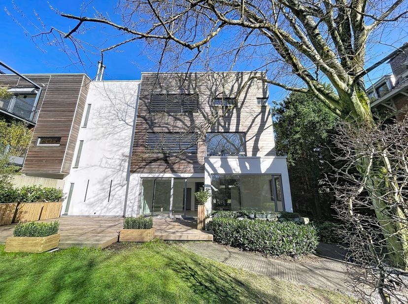 Barnes biedt u een prachtige hedendaagse villa, volledig gerenoveerd. Ideaal gelegen in de zeer gewilde woonwijk Observatoire in Ukkel, is de woning v