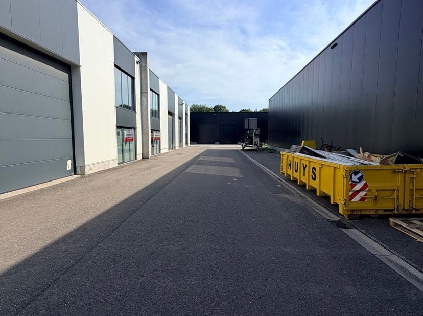 Situé le long du canal Dessel-Schoten.  Possibilité de combiner avec l'unité 10 +13 pour un total de 915m² d'espace de stockage et 115m² d'espace de b