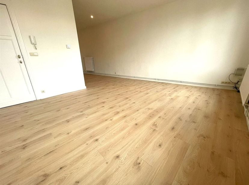 Prachtig gerenoveerd 1- slaapkamer appartement !<br />
<br />
Indeling: Leef- en eetruimte, open keuken, 1 slaapkamer, badkamer.<br />
<br />
Besc