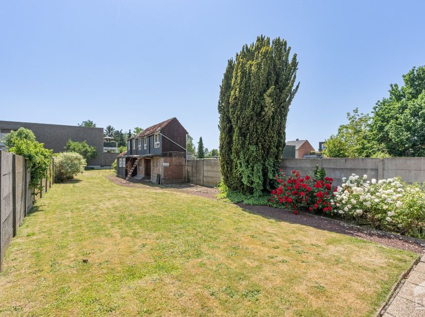 Instapklare gezinswoning met 3 à 4 slaapkamers, inpandige garage en mooie tuin in het centrum van Nieuwerkerken. Meer info via: Ruime gezinswoning met
