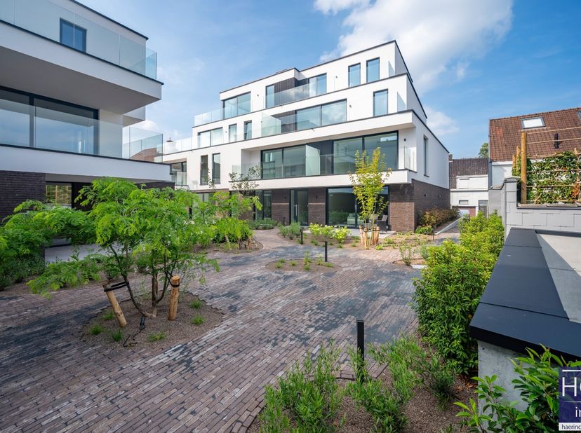 De ligging<br />
Dit luxueus appartement is gelegen op de tweede verdieping van de nieuwe residentie "Postiljon", nabij het centrum van Kruishoutem en