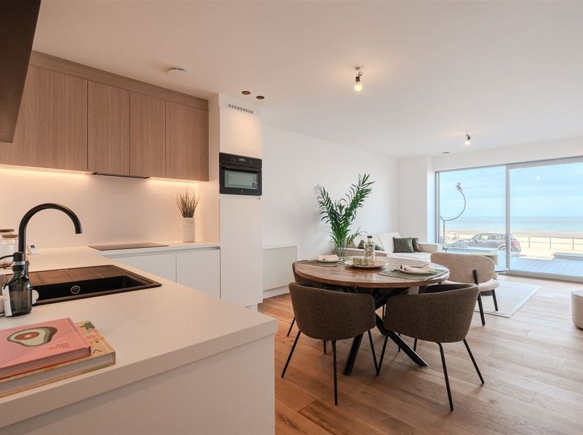 Welkom in dit prachtige modern appartement gelegen in het gezellige Middelkerke, waar comfort en stijl samenkomen. Dit elegant ingericht pand biedt ee