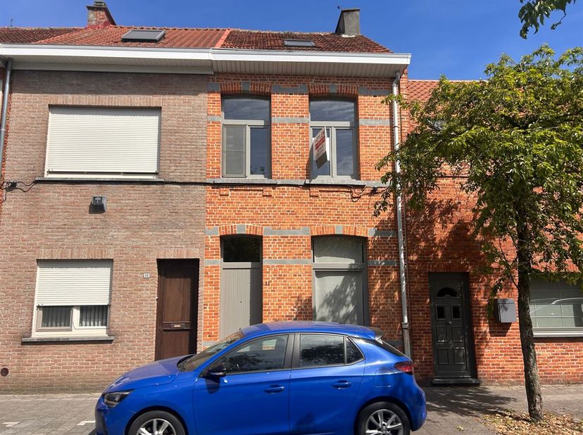 Maison prête à être emménagée avec 3 chambres et 2 salles de bains<br />
Situation :<br />
La propriété est située dans un endroit calme et facilement