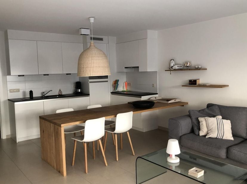 Modern appartement met 2 slaapkamers en ruim terras te huur in Middelkerke. <br />
Het appartement (69 m2) (met lift) bevindt zich op de eerste verdie