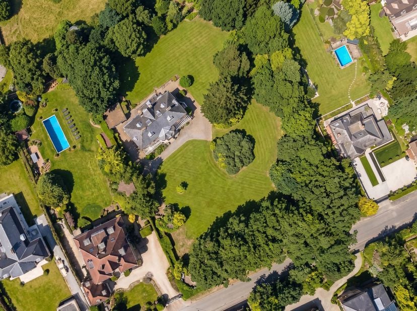Dans le très recherché quartier du Prince d’Orange, en lisière de Rhode-Saint-Genèse, superbe terrain à bâtir de ± 28 ares, orienté sud-est.<br />
Iss