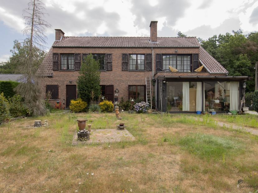 Ruime op te frissen villa met 2 keukens, 2 badkamers en min. 5 slaapkamers op 1.157 m².  <br />
<br />
Mogelijkheid tot kangoeroewonen. <br />
<br