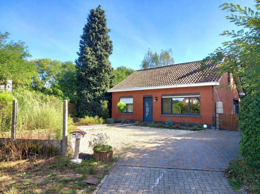 Leuke gelijkvloerse woning op 5a 69ca bestaande uit: inkomhal, mooie leefruimte, ingerichte keuken, nachthal, apart toilet, badkamer met ligbad en was