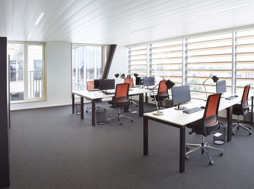 Magnifiek gelegen ALL-IN kantoorruimte van ongeveer 80 m², geschikt voor 10 tot 20 werkplaatsen, met een prachtig en weids uitzicht over stad Gent. De