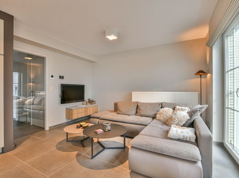 Dit prachtige appartement, met een verfijnde afwerking en een stijlvol interieur, is gelegen in de exclusieve residentie 'Jardin del Mar'. Het bevindt