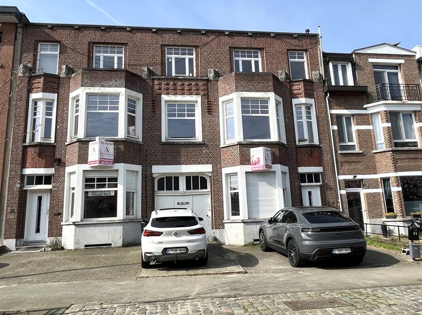 Charmant ensemble immobilier comprenant 4 à 5 appartements, idéal pour ceux qui souhaitent vivre ensemble tout en préservant leur intimité. <br />
Le