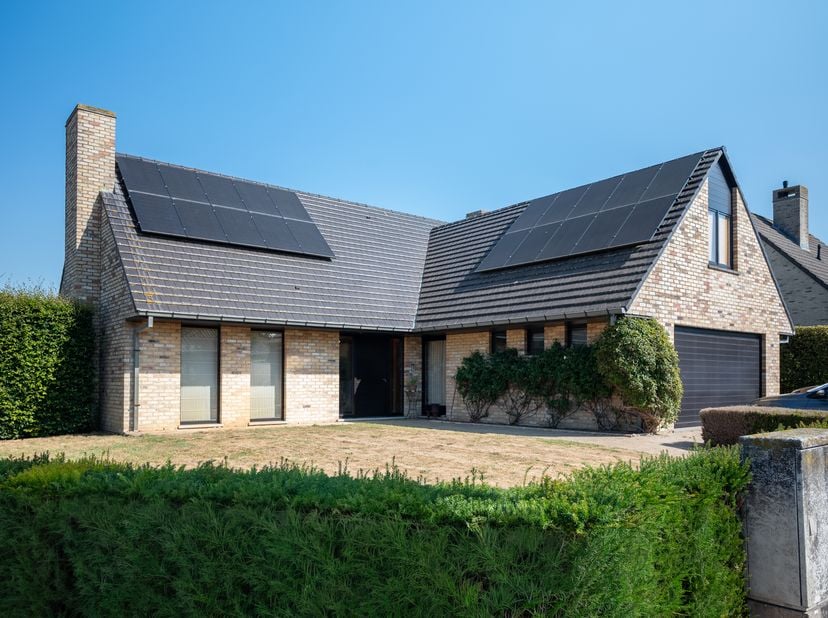 Deze uitzonderlijk ruime woning combineert comfort, gezelligheid en functionaliteit. Op de gelijkvloers vindt u een inkomhal met gastentoilet, een apa