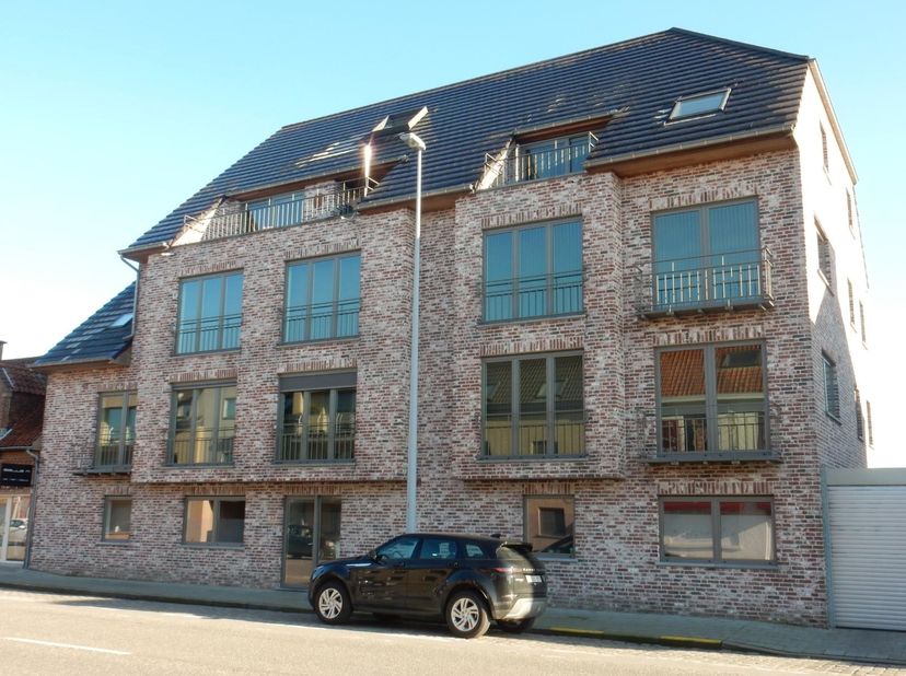 Instapklaar appartement op het gelijkvloers van een kleinschalig appartementsgebouw.<br />
INDELING: er is een leefruimte met ingerichte open keuken (