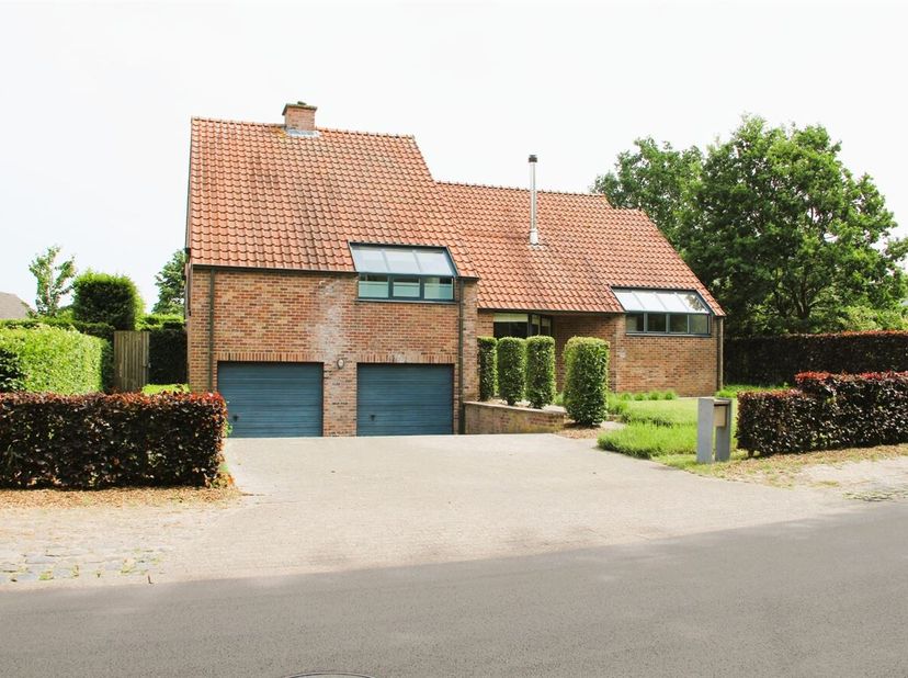 Openhuizendag op zaterdag 13/06 vanaf 12.30 tot 13.30 uur<br />
Ruime 4 slpk woning op 10a 60ca in Tielen<br />
Deze woning dateert van 1996 en bevind