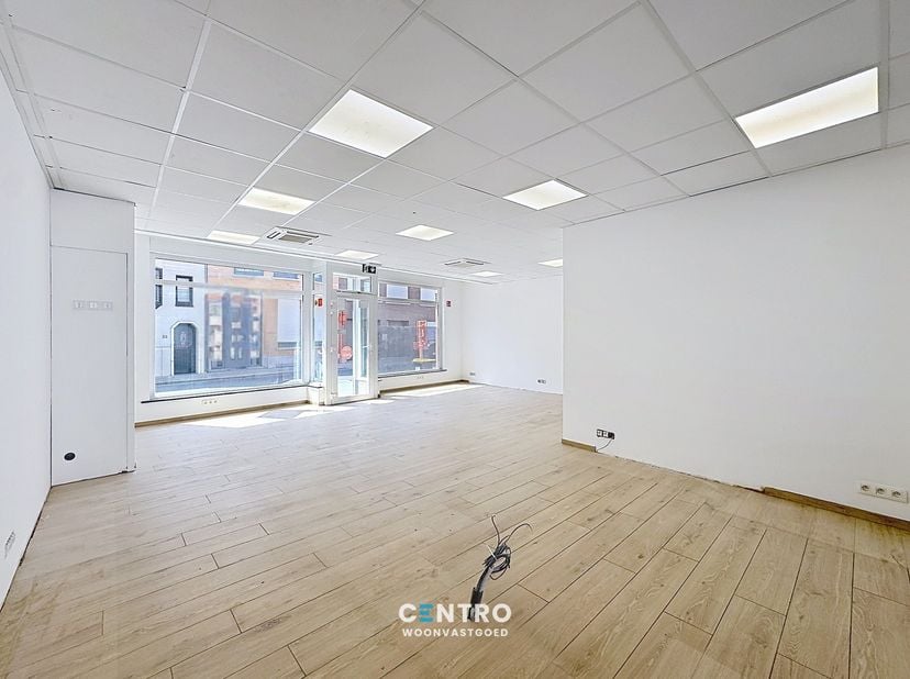 Volledig gerenoveerde woning met 4 slaapkamers met instapklare handelsruimte!<br />
<br />
INDELING:<br />
Gelijkvloers:<br />
Handelsruimte - afzonde