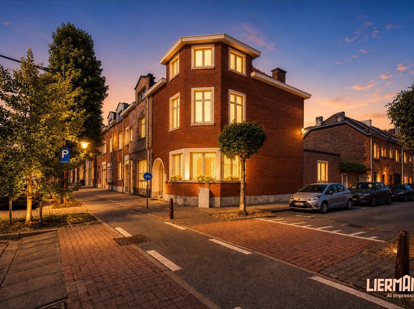 Op een uitstekende en gegeerde locatie in Aalst, langs de Sinte Annalaan, stellen wij u deze ruime en karaktervolle interbellumwoning voor met een bew