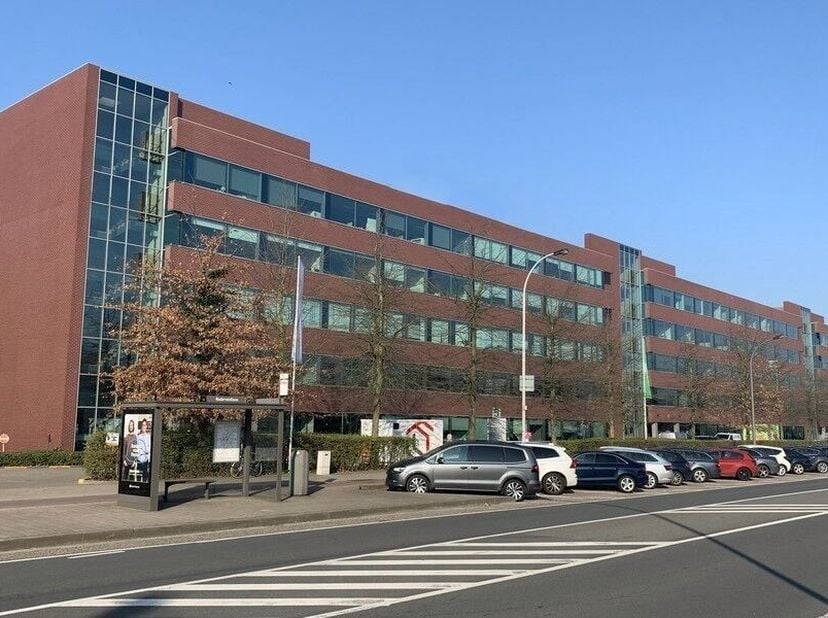 1087m² kantoorruimte op 2e verdieping<br />
Ligging: nabij het station van Berchem, de Antwerpse ring en de luchthaven van Antwerpen<br />
<br />
Spec