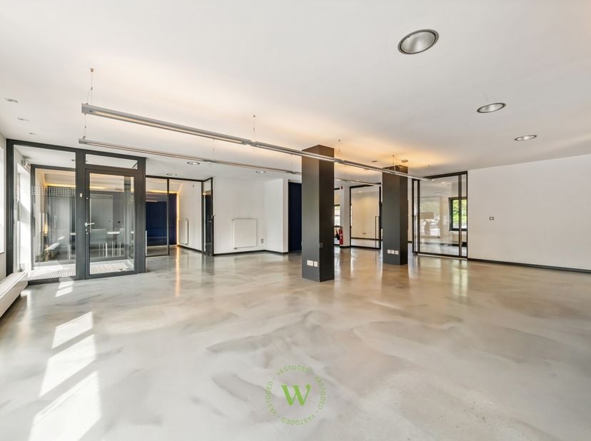 Profileer uw bedrijf op één van de meest zichtbare adressen van Brugge. Deze instapklare kantoorruimte van 237 m² is gelegen langs een belangrijke ver