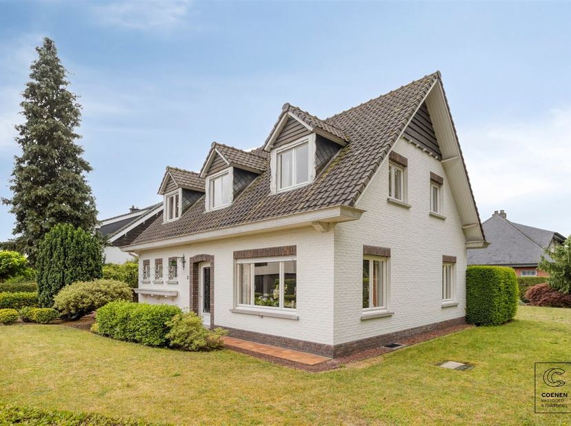 Cette charmante maison, entièrement à rénover, est située dans un endroit privilégié à Schilde. Vous entrez dans la maison par le spacieux hall d'entr