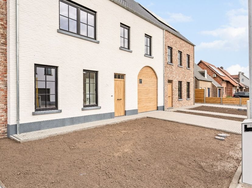 Deze energiezuinige nieuwbouwwoning geniet van een uitstekende ligging in het hart van Weelde. Gelegen in een rustige en kindvriendelijke omgeving bev