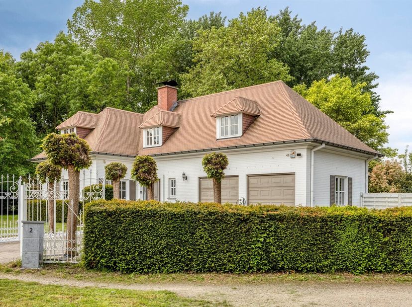 Strategisch gelegen tussen Brussel en Leuven, vlakbij alle belangrijke invalswegen en vele onmisbare voorzieningen, zijn wij verheugd, deze Château Cl