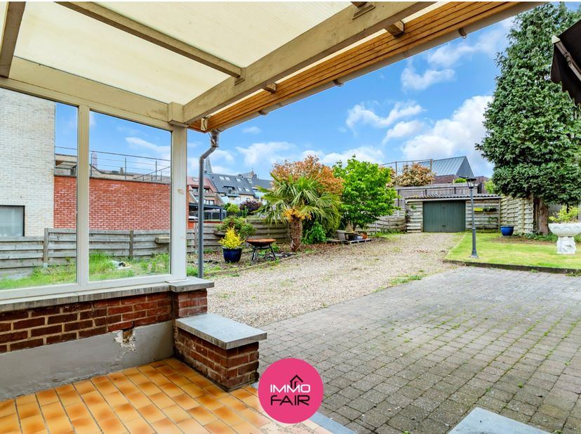 Deze charmante en ruime gezinswoning is gelegen op een zuidoostgericht perceel van 581 m², op een absolute toplocatie in het centrum van As. Winkels,