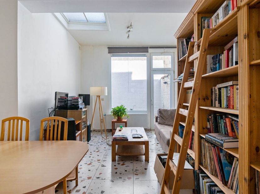 Deze charmante stadswoning bevindt zich in een rustige, kindvriendelijke buurt vlak bij de Veemarkt, op wandelafstand van winkels, scholen, openbaar v