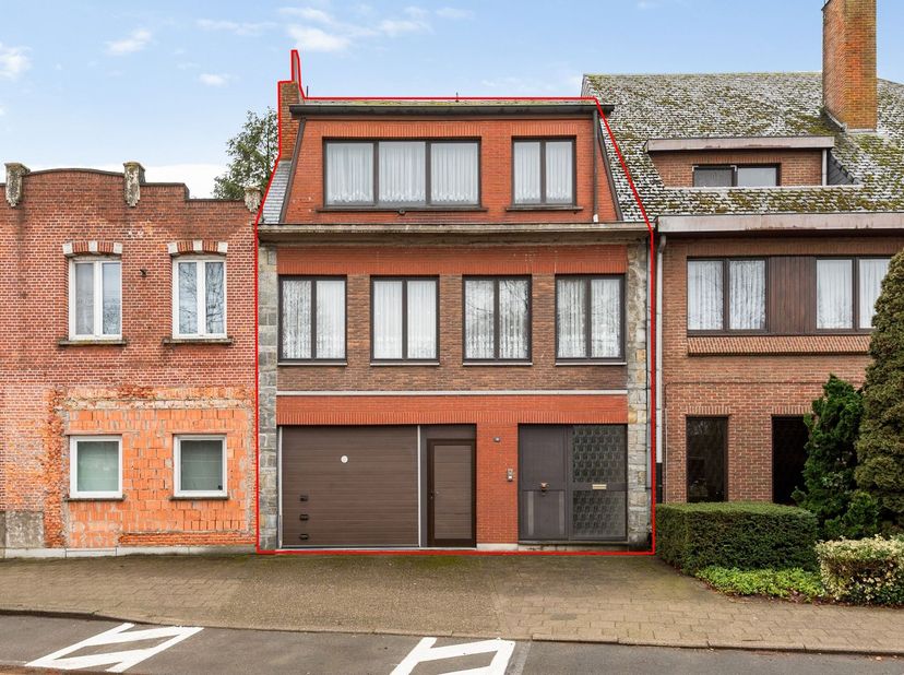 Openhuizendag op zaterdag 13 juni 2026 van 09u30 - 10u30<br />
<br />
Bel-étage woning met 3 slpk op 5a 67ca in centrum Tielen<br />
<br />
Deze w