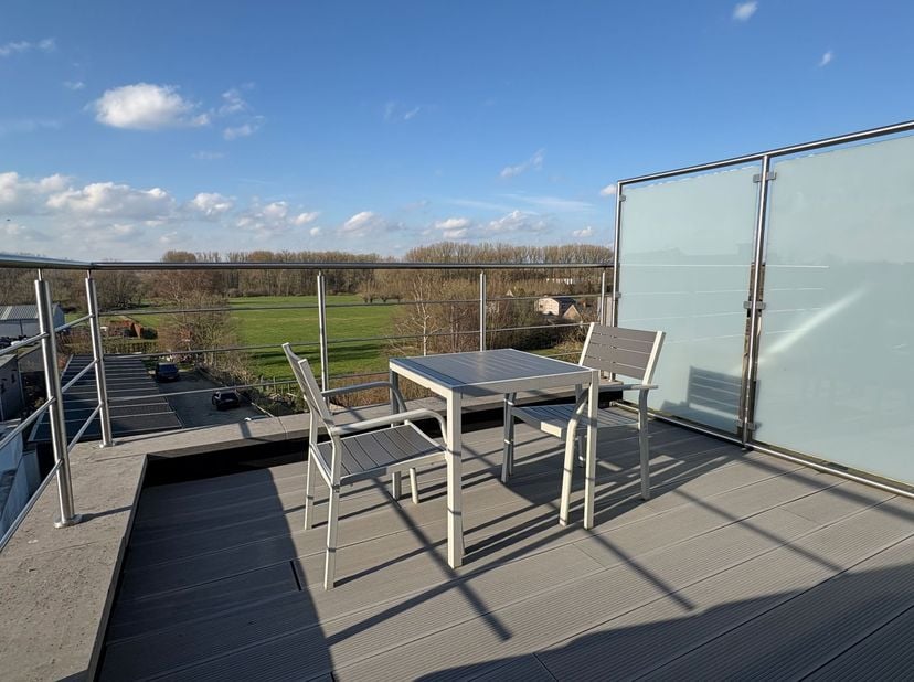 Op wandelafstand van recreatiedomein de Gavers situeert zich dit duplex appartement! Het appartement bevindt zich op de tweede en derde verdieping van