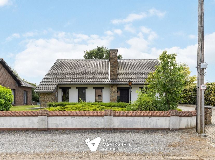 Karaktervolle woning op een ruim perceel van 12 are met rustige toch centrale ligging.<br />
<br />
Belangrijkste troeven: <br />
- Centrale liggin
