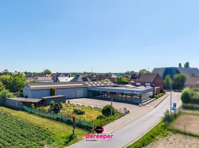 Bent u ondernemer of investeerder op zoek naar een veelzijdige commerciële site met woonmogelijkheid? Dan biedt deze eigendom een uitzonderlijke oppor