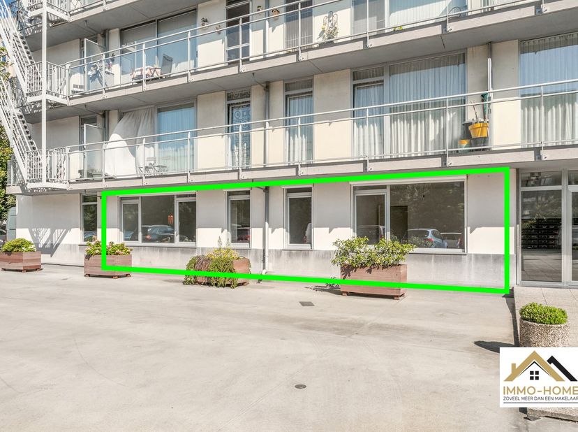 Dit opgeknapte en dus instapklare appartement is gelegen op het gelijkvloers van het complex, dat in zijn geheel een verzorgde en goed onderhouden uit