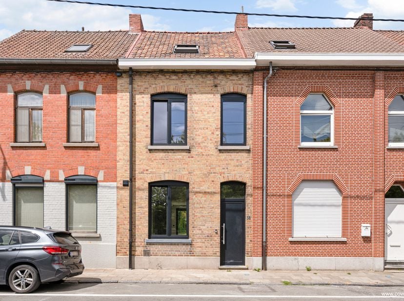 Bent u op zoek naar een energiezuinige woning te koop in Harelbeke? Dan is deze volledig vernieuwde gezinswoning in de Peter Benoitlaan 38 zeker een b