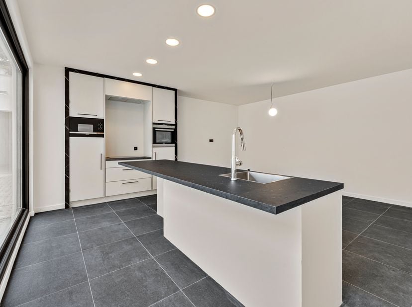 Instapklaar gelijkvloers appartement in centrum Wevelgem<br />
Het appartement bevindt zich op het gelijkvloers van een kleine residentie met slechts