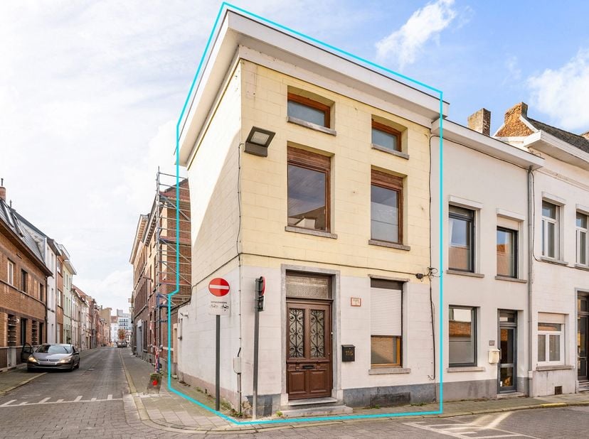 Charmante renovatiewoning op topligging, pal in het centrum van Mechelen.<br />
BEKIJK ZEKER ONZE (VIRTUELE) GRONDPLANNEN EN ATTESTEN VOOR DE INDELING