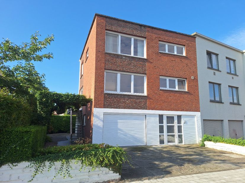 Bent u op zoek naar een ruime gezinswoning op een uitstekende locatie, met eigen parkeerplaatsen, garage en tuin? Dan is deze verzorgde bel-etagewonin