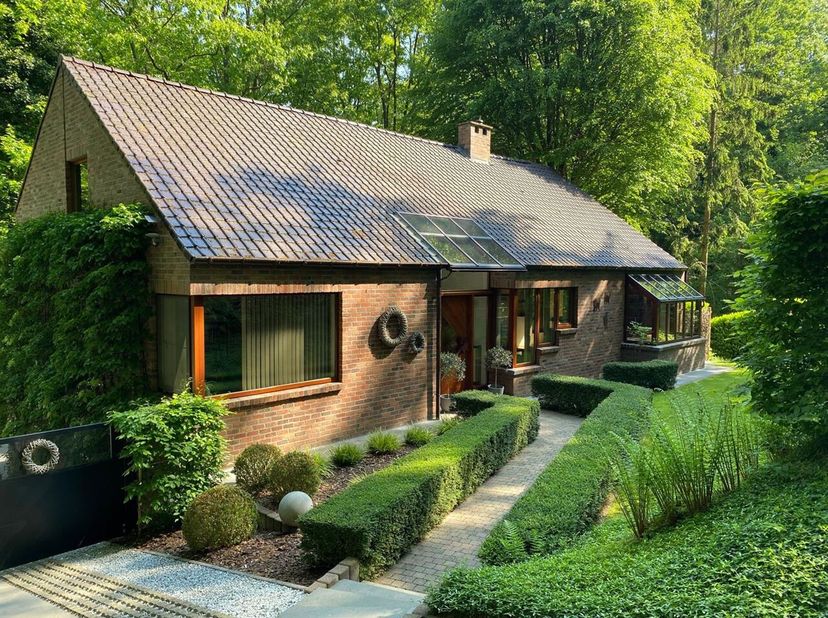 Prachtige, zeer degelijk onderhouden villa gelegen in een idyllisch bebost kader. Dit perceel van 15a73ca is bereikbaar via een rustige wegenis met we