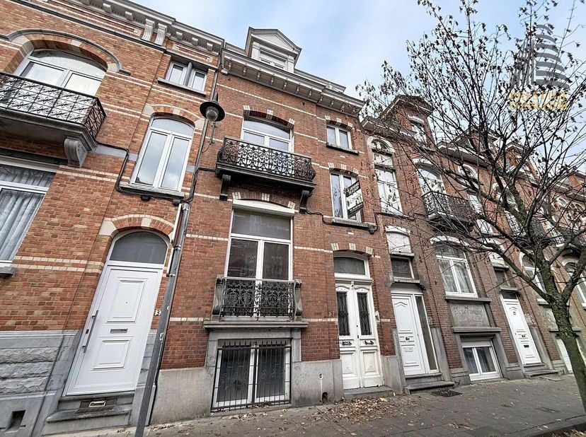 MOLENBEEK - REF: 7589339 - MOOI GEBOUW MET DRIE WONINGEN!!!<br />
Wij bieden u deze eengezinswoning te koop aan, ingedeeld in drie woningen met een to