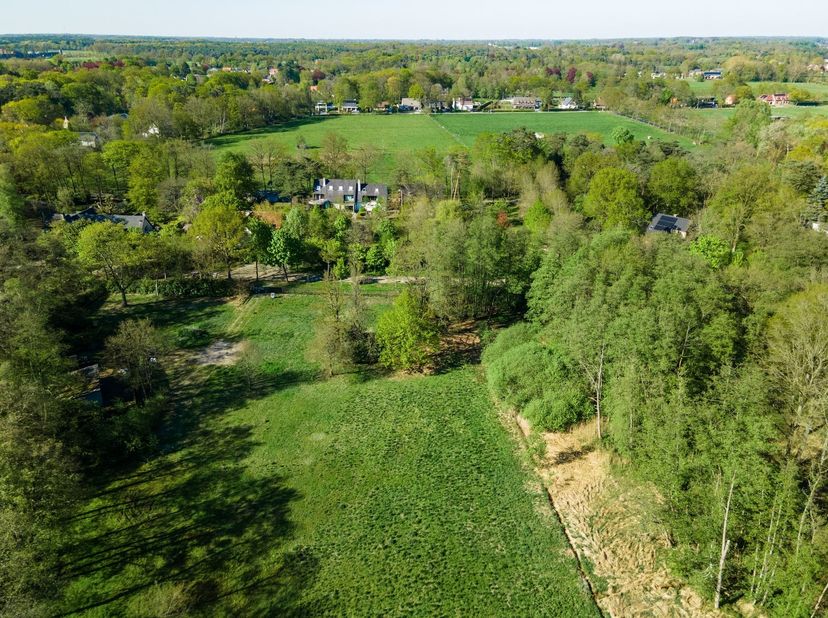 Deze bouwgrond, gelegen aan Olmenlei 98 in Zoersel, bevindt zich in een groene en kindvriendelijke omgeving. Het perceel is geschikt voor de bouw van