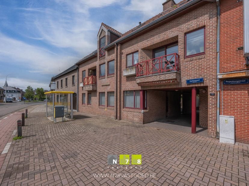 APPARTEMENT OP HET GELIJKVLOERS IN HET CENTRUM VAN BREE MET TWEE SLAAPKAMERS, GARAGE EN TERRAS <br />
TROEVEN<br />
- Gelegen in het centrum van Bree.