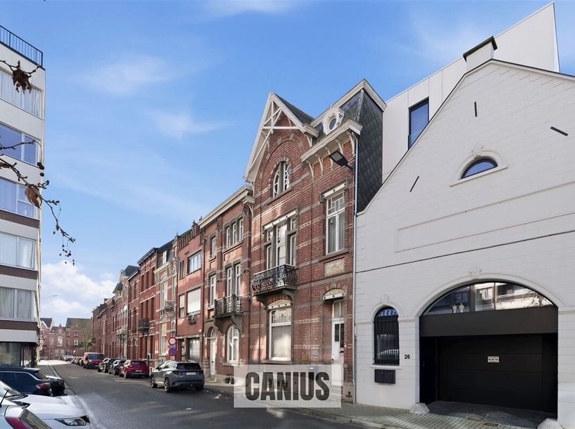 Unieke herenwoning met tal van mogelijkheden in hartje Sint-Truiden<br />
Bent u op zoek naar een uitzonderlijke eigendom met karakter en potentieel?