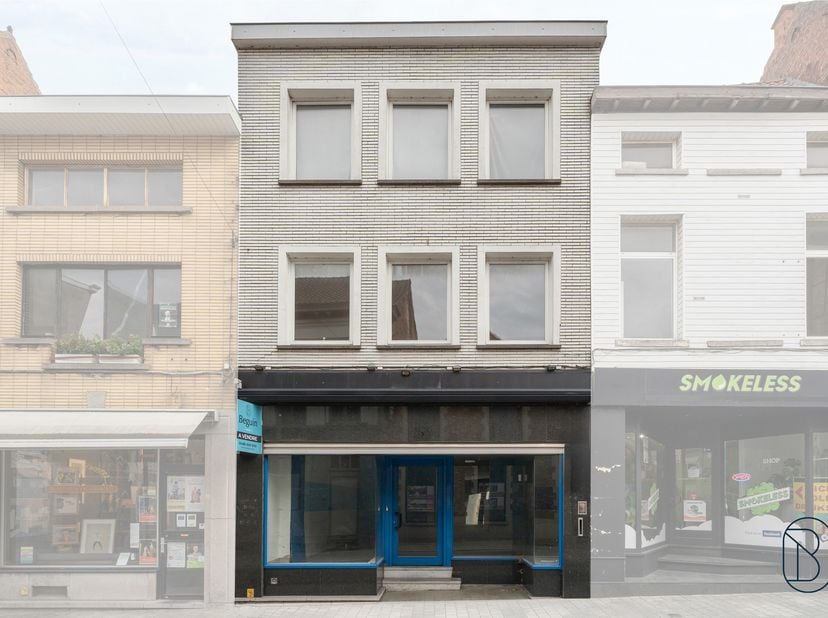 IMMEUBLE COMMERCIAL idéalement situé, avec possibilité de logement et excellente visibilité – parfait pour horeca, commerce de détail ou bureaux, en e