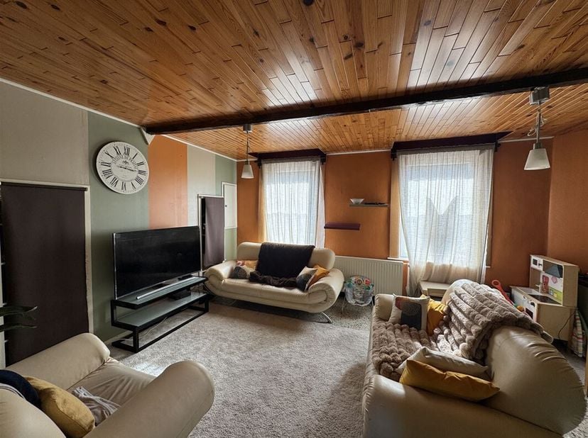 Goed huis met 4 slaapkamers en tuin, gelegen in een rustige straat in Péruwelz.<br />
De woning, die gemoderniseerd moet worden, bestaat op de begane