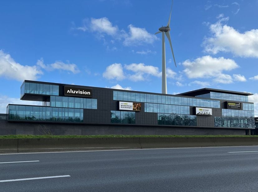 High-end kantoorruimtes op toplocatie in Kortrijk te huur. Gelegen op Evolis 80, op een strategisch punt vlakbij de E17 en de R8, biedt dit gebouw een