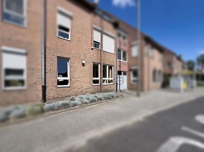 Dit appartement werd steeds als kapsalon gebruikt door de huidige eigenaar maar is initieel een 2 slaapkamer appartement.<br />
De nieuwe eigenaar kan